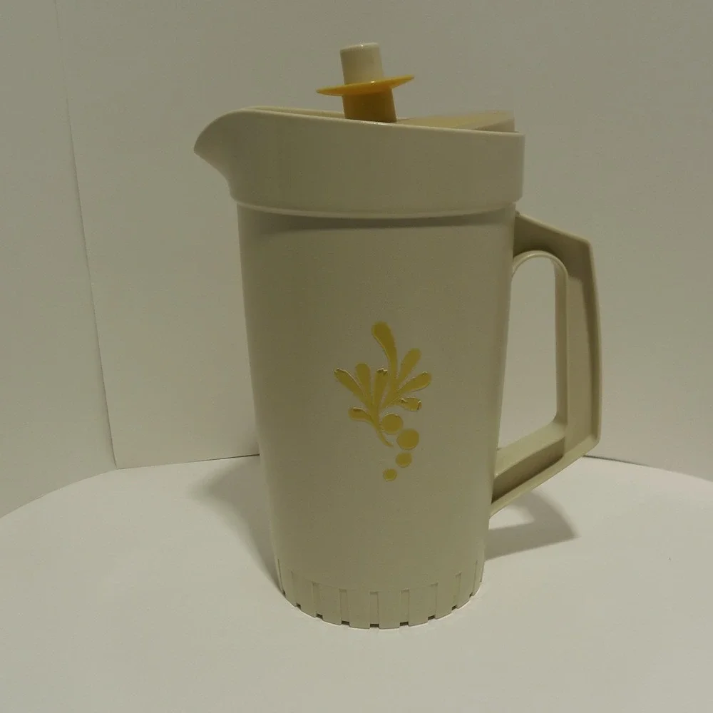 Tupperware Pitcher 1 QT‎ Cream Harvest Gold Push Button Lid Vintage 70s